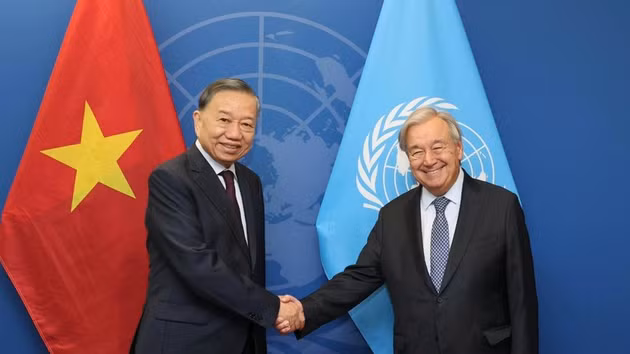 Le secrétaire général du PCV et président vietnamien, To Lam (à gauche), et le secrétaire général de l'ONU, António Guterres. Photo : VNA.