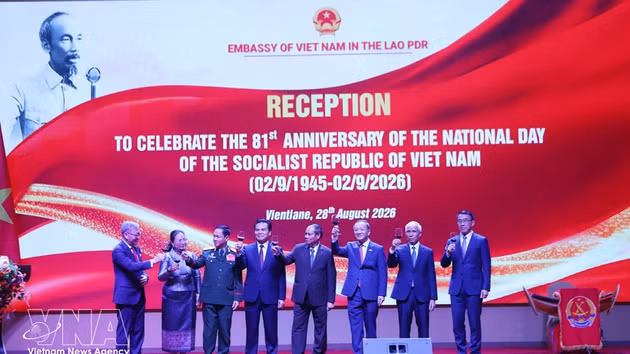 L'ambassadeur du Vietnam au Laos, Nguyen Minh Tam, et des invités lors de la réception diplomatique. Photo : VNA.