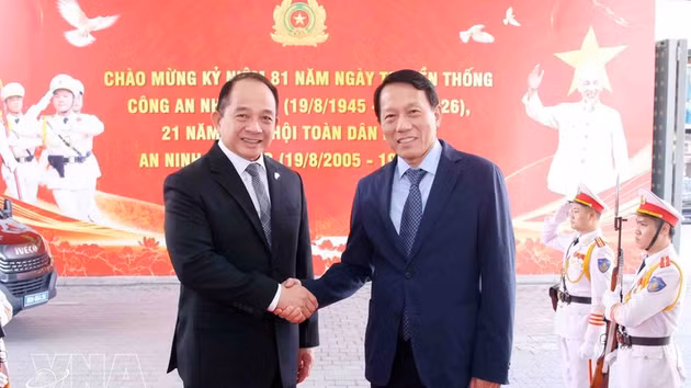 Le général Luong Tam Quang (à droite), ministre vietnamien de la Sécurité publique, et Eduardo S.L. Oban Jr., conseiller à la sécurité nationale des Philippines. Photo : VNA.
