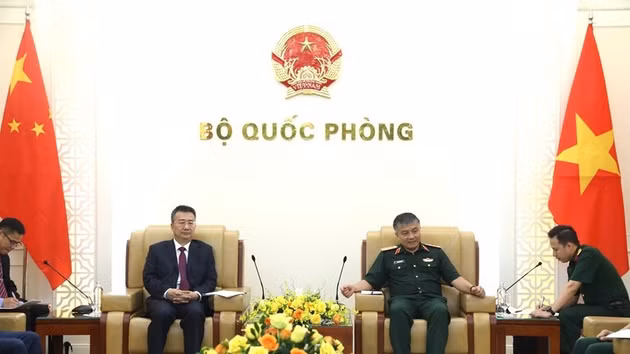 Le général de corps d’armée Nguyen Van Hien (droite), vice-ministre vietnamien de la Défense, a reçu le 19 août à Hanoï, Lyu Wuqin, ministre assistant chinois de la Sécurité publique, en visite de travail au Vietnam. Photo : VNA.