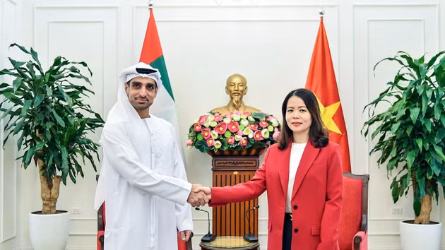 Nguyen Minh Hang et Omran Sharaf échangent sur les mesures destinées à approfondir les relations entre le Vietnam et les EAU. Photo : baoquocte.vn.