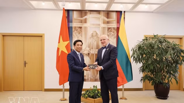 Le vice-président de l’Assemblée nationale Nguyen Doan Anh (à gauche) et le président du Seimas de Lituanie, Juozas Olekas. Photo : VNA.
