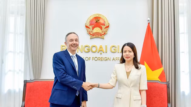 La vice-ministre vietnamienne des Affaires étrangères, Nguyen Minh Hang, a reçu le 24 septembre à Hanoï le président de l’Université Fulbright Vietnam (FUV), Chris Helzer. Photo : baoquocte.