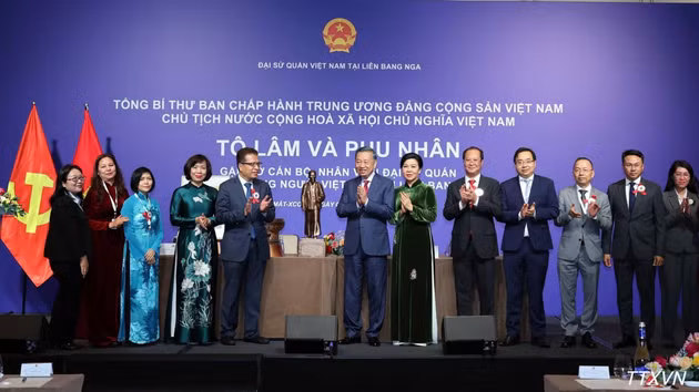 Le secrétaire général et président To Lam remet des cadeaux à l’ambassade du Vietnam et à la communauté vietnamienne en Russie. Photo : VNA.
