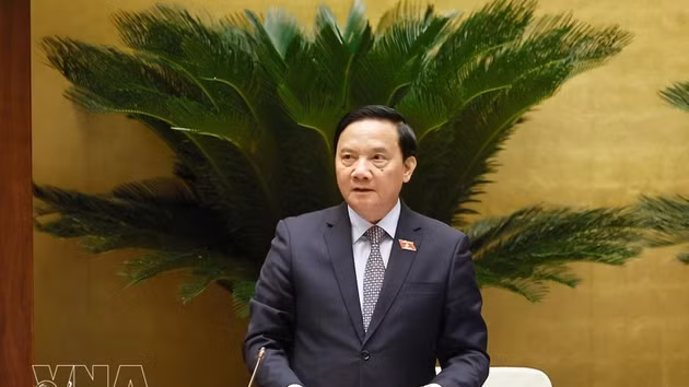 Le vice-président de l'Assemblée nationale, Nguyen Khac Dinh, préside la séance. Photo : VNA.