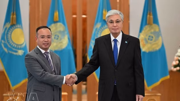 L’ambassadeur du Vietnam au Kazakhstan, Nguyen Thanh Le (à gauche), a remis ses lettres de créance au président Kassym-Jomart Tokayev. Photo : VNA.