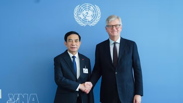 Le général Phan Van Giang, vice-Premier ministre et ministre de la Défense (à gauche) et Jean-Pierre Lacroix, secrétaire général adjoint de l’ONU chargé des opérations de maintien de la paix. Photo : VNA.