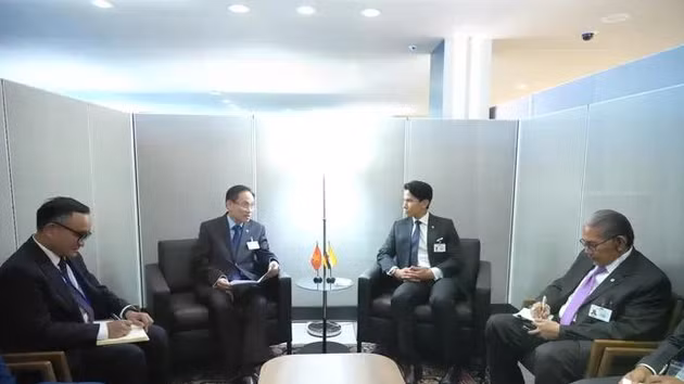 Le ministre des Affaires étrangères Le Hoai Trung (2e, à gauche) et son homologue brunéien Abdul Mateen, le 23 septembre à New York. Photo : VOV.