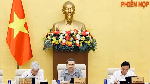 Le président de l’Assemblée nationale Tran Thanh Man (milieu) s'exprime lors de la séance. Photo : VNA.