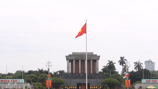 Le drapeau national flotte sur la Place Ba Dinh. Photo : VNA.
