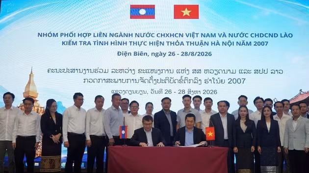 Des représentants du groupe de coordination interministériel Vietnam-Laos signent le procès-verbal de la réunion. Photo : Ministère de l’Industrie et du Commerce.