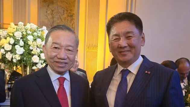 Le secrétaire général du PCV et président vietnamien To Lam (à droite) et le président mongol Ukhnaagiin Khürelsükh. Photo : VNA.