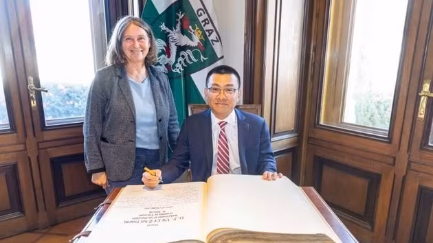 La dirigeante du Parti communiste autrichien (KPÖ) et maire de Graz, Elke Kahr et l’ambassadeur du Vietnam en Autriche, Vu Le Thai Hoang. Photo : VNA.