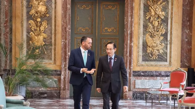 Le ministre vietnamien des Affaires étrangères Le Hoai Trung (droite) rencontre le vice-Premier ministre et ministre belge des Affaires étrangères, Maxime Prévot. Photo : VNA.