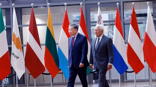 Le secrétaire général du PCV et président vietnamien To Lam (gauche) et le président du Conseil européen, António Costa. Photo : VNA.