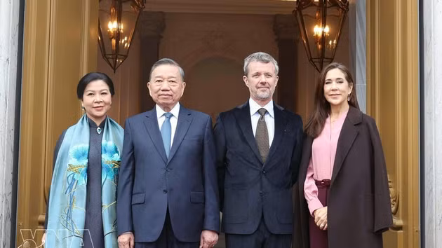 Le secrétaire général du PCV et président de la République, To Lam, et son épouse Ngo Phuong Ly, aux côtés du roi Frederik X et de la reine Mary de Danemark. Photo : VNA.