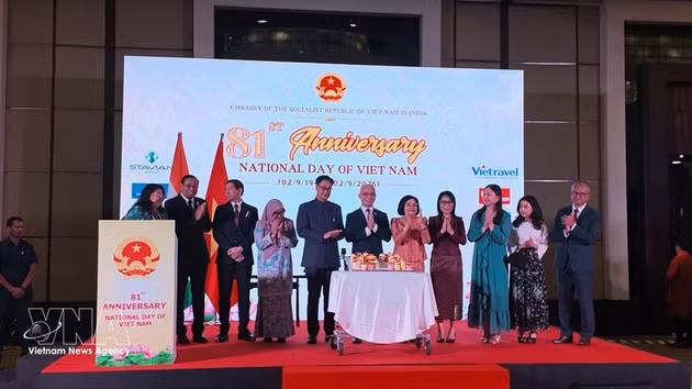 L'ambassadeur Trinh Minh Manh et le ministre Kiren Rijiju posent pour une photo commémorative avec les ambassadeurs des pays de l'ASEAN, témoignant de la solidarité entre l'ASEAN et l'Inde. Photo : VNA.
