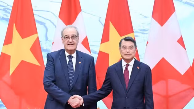 Le Premier ministre vietnamien Lê Minh Hung (à droite) et le président suisse Guy Parmelin. Photo : NDEL.