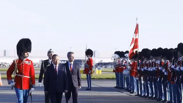 Le secrétaire général du Parti et président vietnamien To Lam (gauche) et le roi Frederik X de Danemark passent en revue la garde d'honneur. Photo : VNA.