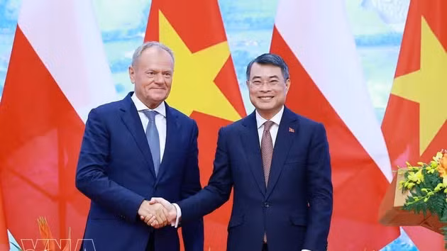 Le Premier ministre polonais Donald Tusk et son homologue vietnamien Le Minh Hung, en octobre 2026 à Hanoï. Photo : VNA.