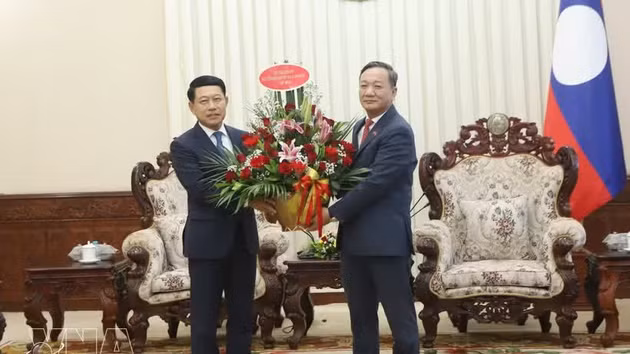 ’ambassadeur du Vietnam au Laos, Nguyên Minh Tâm (à droite), transmet une corbeille de fleurs du Premier ministre vietnamien Lê Minh Hung au Premier ministre lao Saleumxay Kommasith. Photo : VNA.