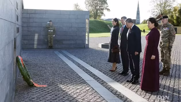 Le secrétaire général du Parti communiste du Vietnam et président de la République, To Lam et son épouse Ngo Phuong Ly, ainsi que le roi Frederik X et de la reine Mary, ont déposé une gerbe le 19 octobre au Monument à l’engagement international du Danemark, à Copenhague. Photo : VNA.