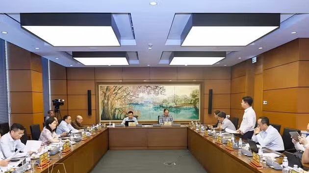 La délégation des députés de Hanoï participe aux discussions en groupe. Photo : VNA.