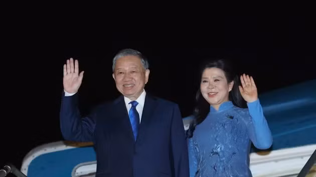 Le secrétaire général du Parti et président de la République To Lam et son épouse, Ngo Phuong Ly, quittent Hanoi pour une tournée au Danemark, auprès de l’Union européenne et en Belgique. (Photo : VNA)