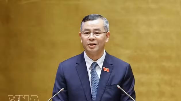 Le ministre des Finances, Ngo Van Tuan, répondra aux questions des députés sur l’allocation, la gestion et l’accélération du décaissement des investissements publics en 2026. Photo : VNA.
