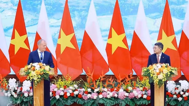 Le Premier ministre vietnamien Le Minh Hung (droite) et son homologue polonais Donald Tusk. Photo : VNA.