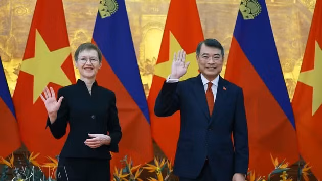 La Première ministre du Liechtenstein, Brigitte Haas et son homologue vietnamien Le Minh Hung. Photo : VNA.