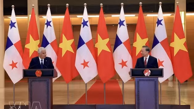 Le secrétaire général du Parti communiste du Vietnam (PCV) et président de la République To Lam et le président panaméen José Raúl Mulino rencontrent la presse. Photo : VNA.