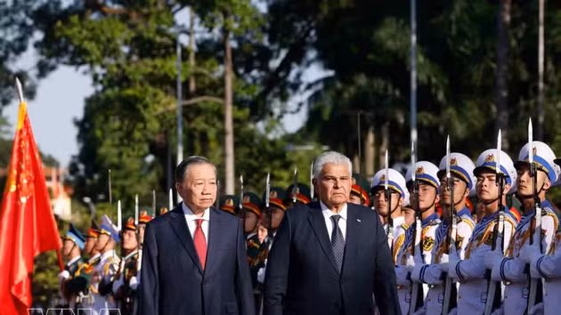 Le secrétaire général du Comité central du Parti communiste du Vietnam (PCV) et président de la République, To Lam (gauche) et le président panaméen José Raúl Mulino. Photo : VNA.