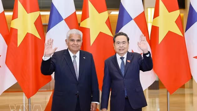 Le président de l'Assemblée nationale (AN) vietnamienne Tran Thanh Man (à droite) et le président de la République du Panama, José Raúl Mulino Quintero. Photo : VNA.