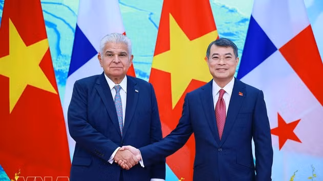 Le Premier ministre Le Minh Hung (à droite) rencontre le président de la République du Panama, José Raúl Mulino Quintero. Photo : VNA