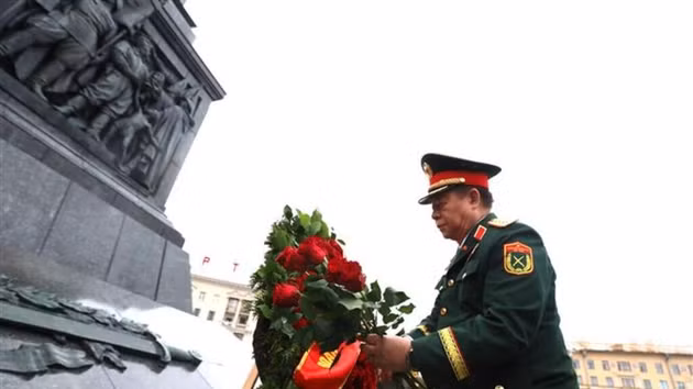 Le général Nguyên Trong Nghia rend hommage aux anciens experts militaires biélorusses