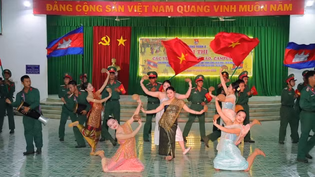 Vũ điệu thắm tình hữu nghị Việt Nam-Lào-Campuchia
