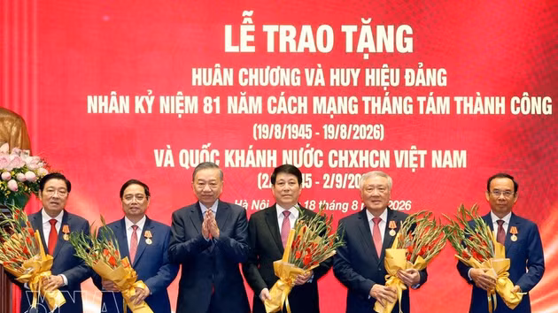 Le Secrétaire général du Parti et président de la République To Lam remet l’Ordre Hô Chi Minh à d’anciens dirigeants du Parti et de l’État. Photo : VNA.