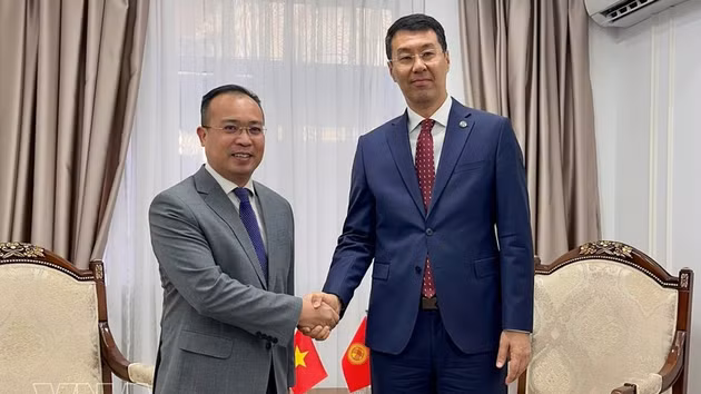 L'ambassadeur Nguyen Thanh Le (à gauche) et le vice-ministre des Affaires étrangères du Kirghizistan. Photo : VNA.