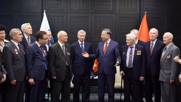 Le Secrétaire général du Parti communiste du Vietnam et Président de la République, To Lam, reçoit une délégation de l’Association des anciens combattants de Russie et de l’Association d’amitié Russie-Vietnam. (Photo : Thong Nhat/VNA)