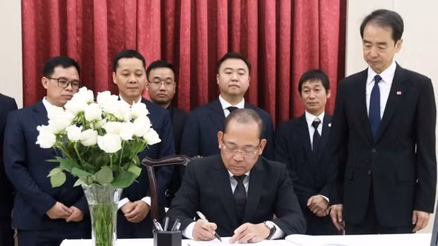 Le vice-président du Comité central du Front de la Patrie du Vietnam, Hoang Cong Thuy, écrit dans le registre de condoléances. Photo : FPV.
