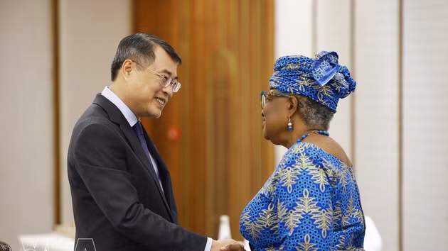 Le Premier ministre Le Minh Hung et la directrice générale de l’OMC Ngozi Okonjo-Iweala. Photo : VNA.