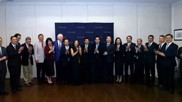 Le vice-Premier ministre Nguyen Van Thang pose avec les délégués participant au Programme des dirigeants vietnamiens 2026 à l’Université Columbia. (Source : VNA)