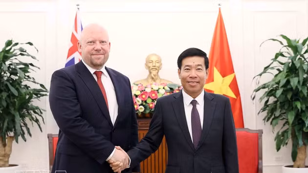 Le vice-ministre des Affaires étrangères Nguyen Manh Cuong (droite) et son homologue néo-zélandais Grahame Morton. Photo : VNA.