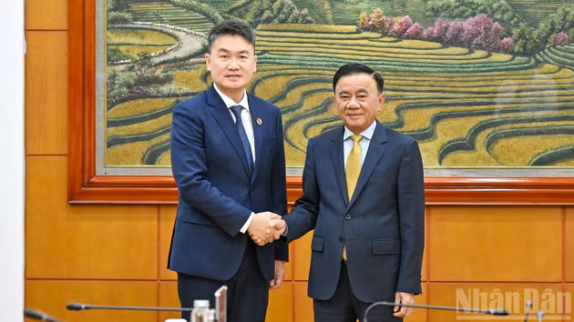 Le permanent du Secrétariat du CC du PCV Tran Cam Tu reçoit une délégation du CC de l’Union de la jeunesse révolutionnaire populaire lao