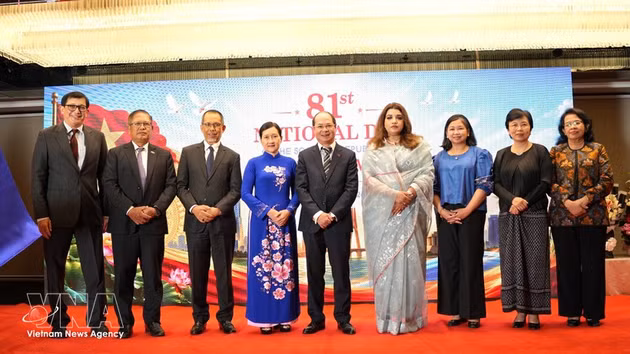 L’ambassadeur Nguyên Manh Cuong (au centre) et la secrétaire d’État au ministère bangladais des Affaires étrangères, Shama Obaed Islam (quatrième à partir de la droite), posent avec les ambassadeurs des pays de l’ASEAN. Photo : VNA