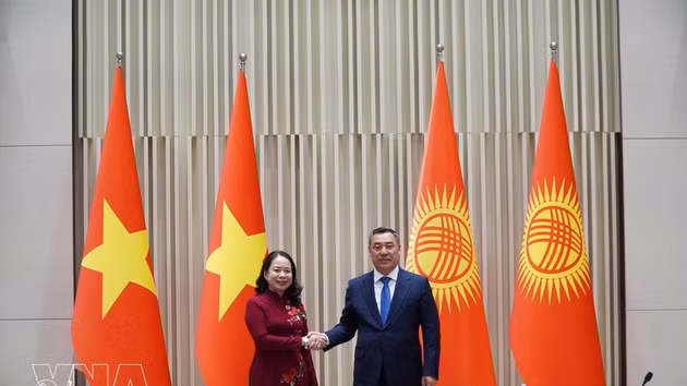 La vice-présidente vietnamienne Vo Thi Anh Xuan et le président kirghiz Sadyr Japarov. Photo : VNA.