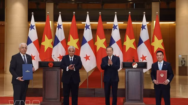 Le secrétaire général du Parti communiste du Vietnam et président, To Lam, et le président du Panama, José Raúl Mulino Quintero, assistent à la cérémonie de remise et de signature de plusieurs documents de coopération entre les deux pays. Photo : VNA
