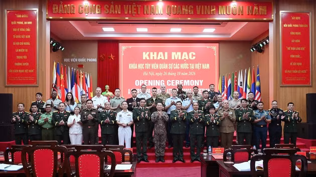 Le matin du 26 octobre, à Hanoi, l’Académie de défense du Vietnam a inauguré une session de formation destinée aux attachés de défense étrangers en poste dans le pays.