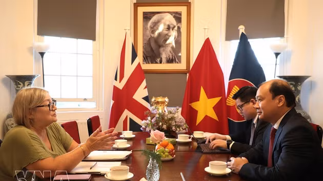 Le vice-directeur permanent de l’Académie nationale de politique Hô Chi Minh, Lê Hai Binh, rencontre la présidente du Parti communiste de Grande-Bretagne, Lorraine Douglas, à Londres. Photo : VNA.